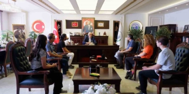 Başkan Bakkalcıoğlu’na tiyatro öğrencilerinden ziyaret