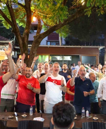 Başkan Çelik, milli maç heyecanını Serdivanlılarla birlikte yaşadı