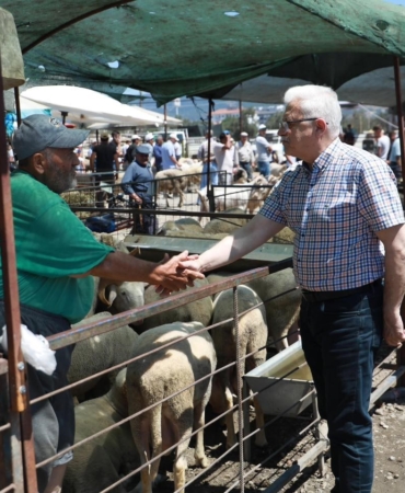 Başkan deveciler kurban pazarını ziyaret etti