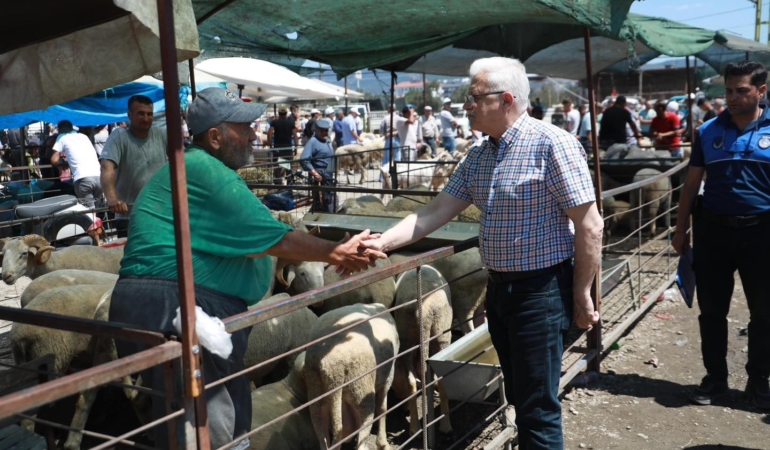 Başkan deveciler kurban pazarını ziyaret etti