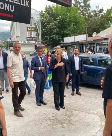 Başkan Hürriyet yeni haftaya işçi duraklarında başladı