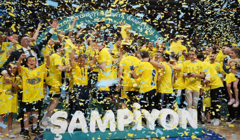 Basketbol Süper Ligi’nde şampiyon Fenerbahçe Beko kupasını aldı