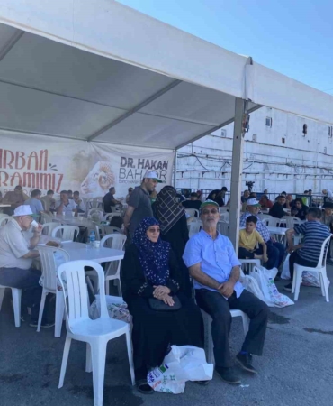 Bayram namazı sonrası kurban kesim alanlarında hareketlilik