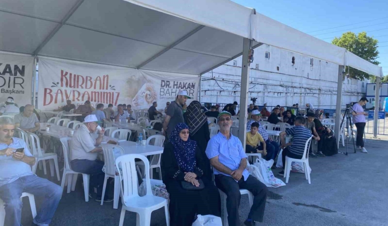 Bayram namazı sonrası kurban kesim alanlarında hareketlilik