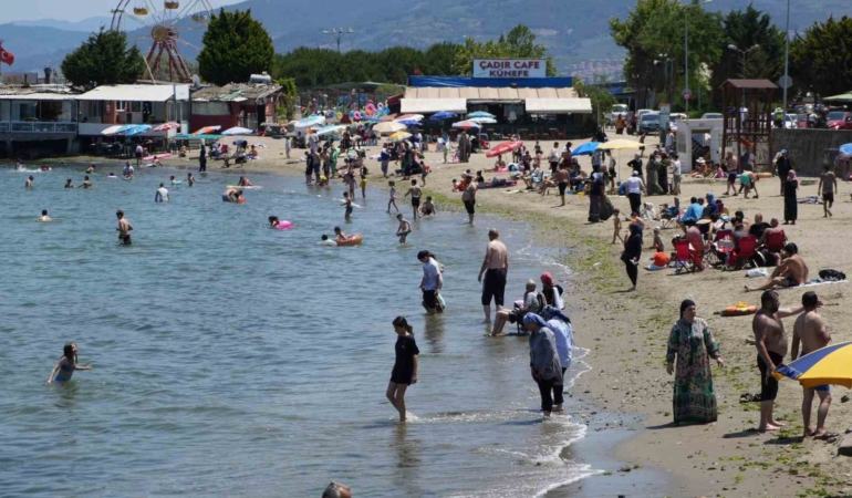 Bayram tatilinin son gününü fırsat bilenler denize akın etti