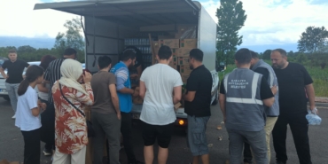 Bayram trafiğinde kalanlara su ve yiyecek ikramı büyükşehirden