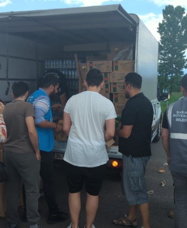 Bayram trafiğinde kalanlara su ve yiyecek ikramı büyükşehirden