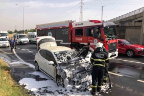 Bayram ziyareti için yola çıktığı araç alev aldı