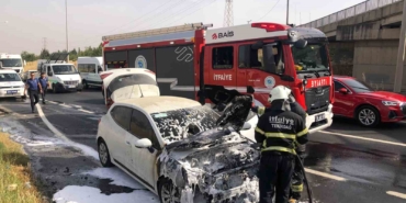 Bayram ziyareti için yola çıktığı araç alev aldı