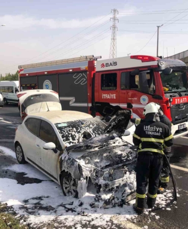 Bayram ziyareti için yola çıktığı araç alev aldı