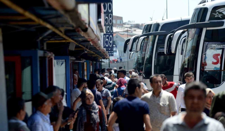 Bayramda İstanbul’da ulaşım krizi: Vatandaşlar yolculuk paylaşımına yöneldi