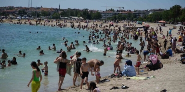 Bayram’da tatile gidemeyenler Yeşilköy sahiline akın etti