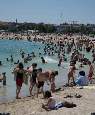 Bayram’da tatile gidemeyenler Yeşilköy sahiline akın etti