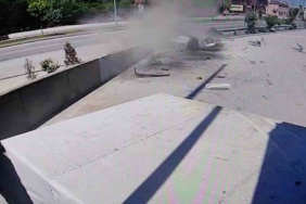 Bayramın ilk günü misafirliğe giden ailenin otomobili duvara çarparak alev aldı: 3 yaralı