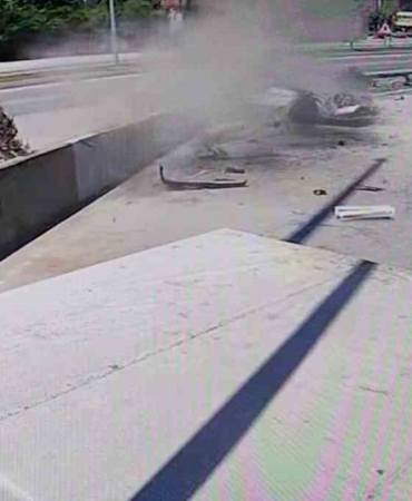 Bayramın ilk günü misafirliğe giden ailenin otomobili duvara çarparak alev aldı: 3 yaralı