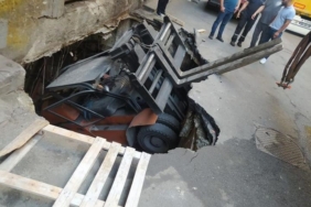 Bayrampaşa’da çukura düşen forklift vinç yardımıyla kurtarıldı