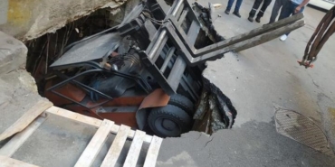 Bayrampaşa’da çukura düşen forklift vinç yardımıyla kurtarıldı