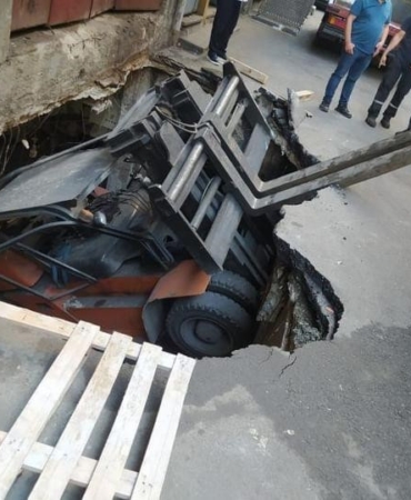 Bayrampaşa’da çukura düşen forklift vinç yardımıyla kurtarıldı