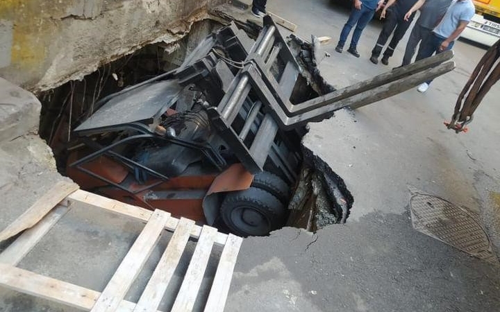 Bayrampaşa’da çukura düşen forklift vinç yardımıyla kurtarıldı