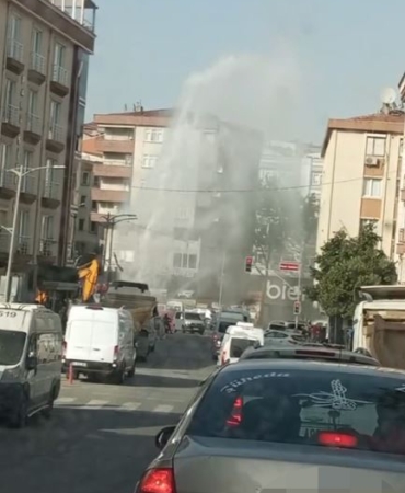 Bayrampaşa’da iş makinesi su borusunu patlattı