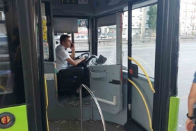 Bebek arabası kapıya sıkışınca öfkelenen baba sürücüye saldırdı