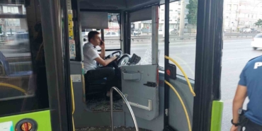 Bebek arabası kapıya sıkışınca öfkelenen baba sürücüye saldırdı