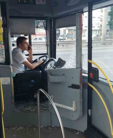 Bebek arabası kapıya sıkışınca öfkelenen baba sürücüye saldırdı