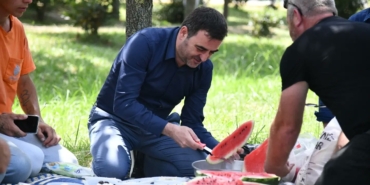 Belediye işçilerine karpuz ikramı