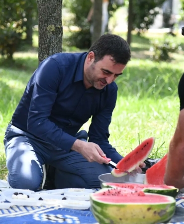 Belediye işçilerine karpuz ikramı