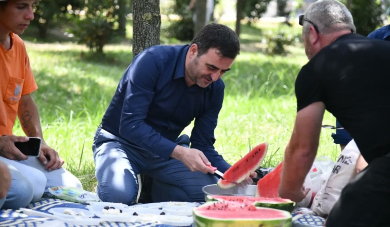 Belediye işçilerine karpuz ikramı