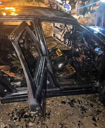 Benzin kaçağı sebebiyle park halindeki otomobil alev alev yandı