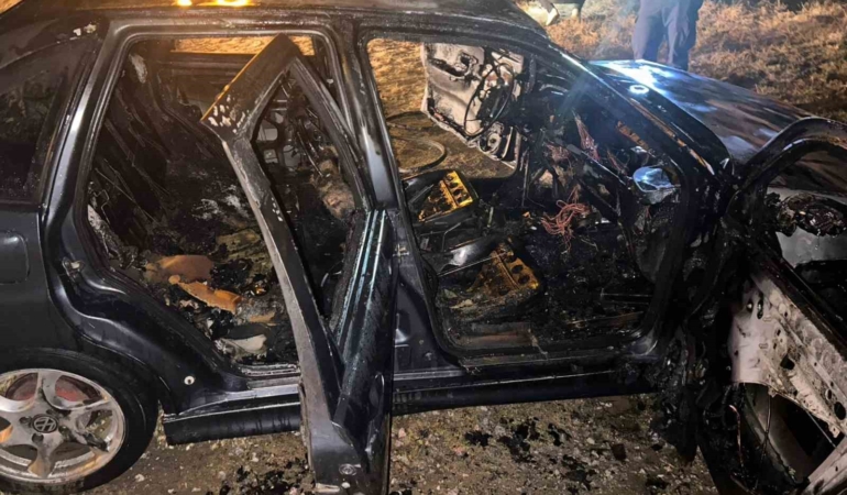 Benzin kaçağı sebebiyle park halindeki otomobil alev alev yandı