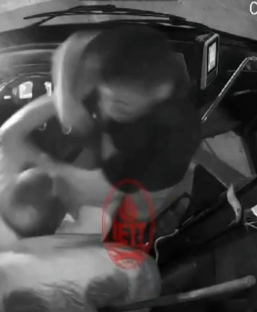 Beşiktaş’ta İETT otobüsünde kazayla biten "araç nereden geçiyor" kavgası kamerada