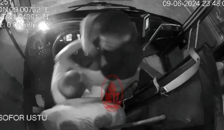 Beşiktaş’ta İETT otobüsünde kazayla biten "araç nereden geçiyor" kavgası kamerada