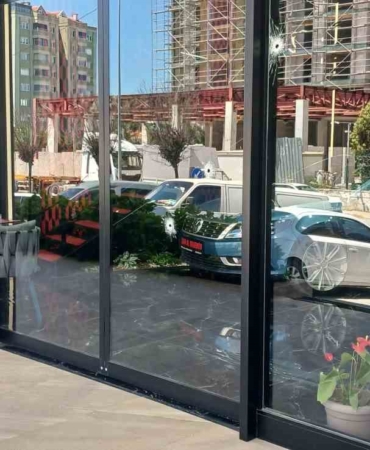 Beylikdüzü’nde önce tehdit ettiler ardından 2 kez galeriyi kurşunladılar