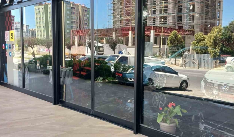 Beylikdüzü’nde önce tehdit ettiler ardından 2 kez galeriyi kurşunladılar