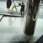 Beyoğlu’nda Güney Koreli kadına kapkaç kamerada: Peşinden koştukları şahsı polis yakaladı