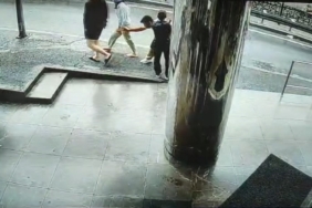 Beyoğlu’nda Güney Koreli kadına kapkaç kamerada: Peşinden koştukları şahsı polis yakaladı