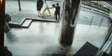 Beyoğlu’nda Güney Koreli kadına kapkaç kamerada: Peşinden koştukları şahsı polis yakaladı