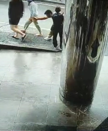 Beyoğlu’nda Güney Koreli kadına kapkaç kamerada: Peşinden koştukları şahsı polis yakaladı