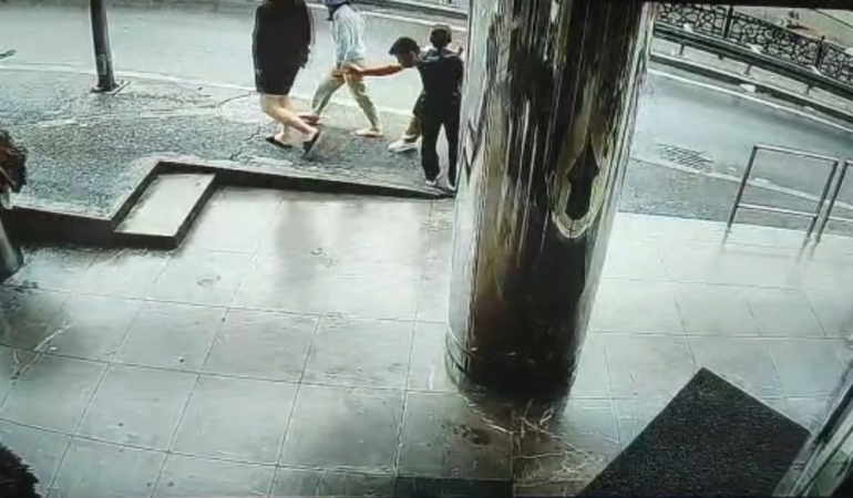 Beyoğlu’nda Güney Koreli kadına kapkaç kamerada: Peşinden koştukları şahsı polis yakaladı