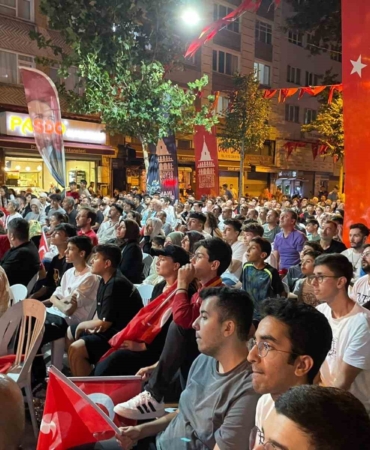Beyoğlu’nda milli maç heyecanı dev ekrandan izlendi