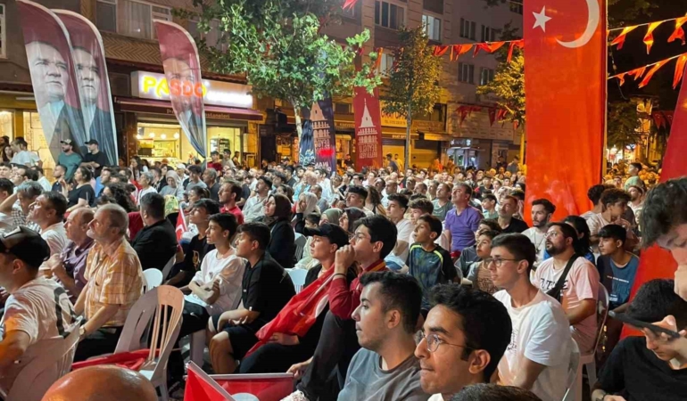 Beyoğlu’nda milli maç heyecanı dev ekrandan izlendi
