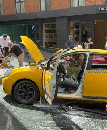 Beyoğlu’nda seyir halindeki takside yangın çıktı