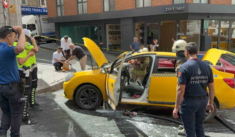 Beyoğlu’nda seyir halindeki takside yangın çıktı