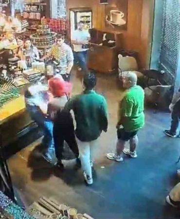 Beyoğlu’ndaki AVM’de tıp öğrencisi kıza saldırı kamerada: Başörtüsünü açıp küfür etti