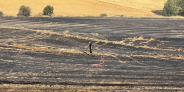 Biçerdöverin kıvılcımı tarlayı yaktı