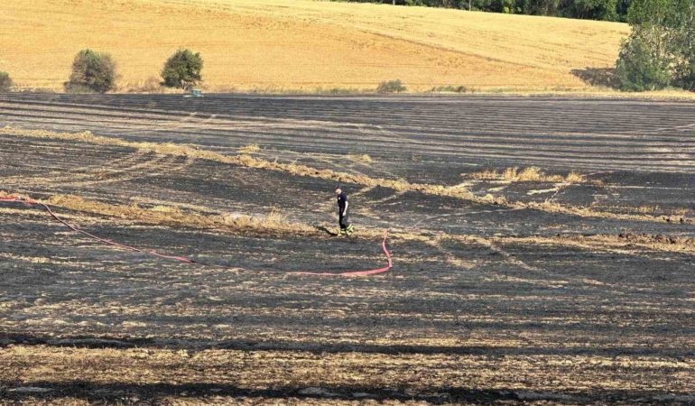 Biçerdöverin kıvılcımı tarlayı yaktı