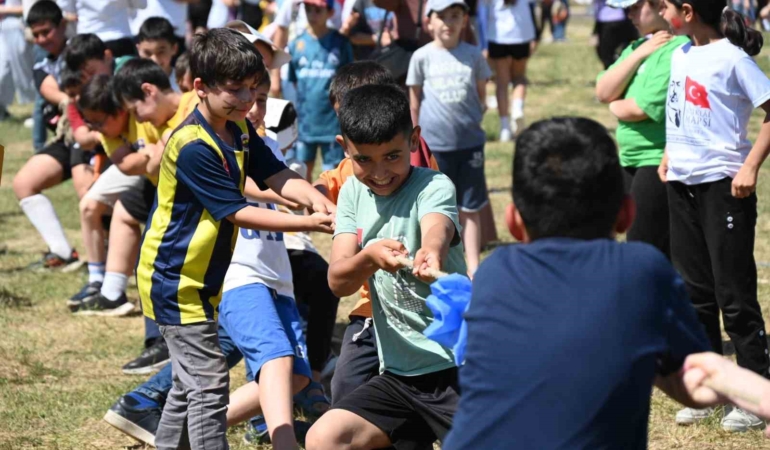Bilecik’te binlerce çocuk unutulmaya yüz tutmuş oyunları hep birlikte oynadı