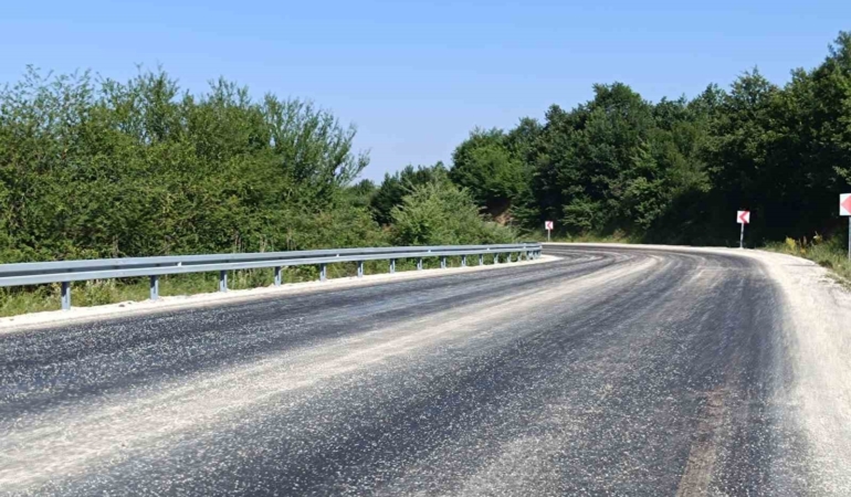 Bilecik’te sıcaktan asfalt eridi